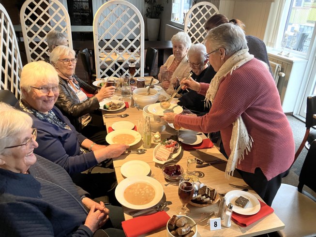 I FORBIFARTEN Damerne holder og spiser sammen på Restaurant Tannishus