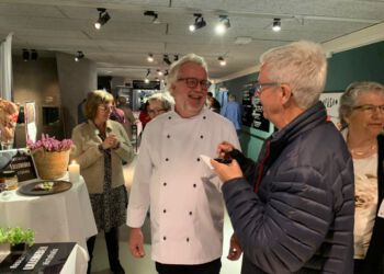 Svend Ravn i snak med Ejvind Kjeldsen Jensen fra Restaurant Lilleheden ved Årets Sild i 2020.