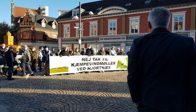 Venstres nyvalgte borgmesterkandidat Søren Smalbro talte i sin egenskab af formand for Teknik & Miljø onsdag til demonstranter foran Hjørring Rådhus.