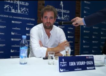 Direktør Esben Sverdrup-Jensen fra Danmarks Pelagiske Producentorganisation ses her som dommer ved Årets Sild i Hirtshals. Foto: Arkiv.