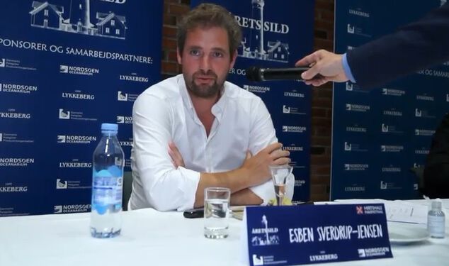 Direktør Esben Sverdrup-Jensen fra Danmarks Pelagiske Producentorganisation ses her som dommer ved Årets Sild i Hirtshals. Foto: Arkiv.