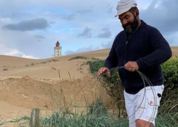 Murermester Kjeld Pedersen ved Rubjerg Knude Fyr. Foto (arkiv): Jesper Christiansen.