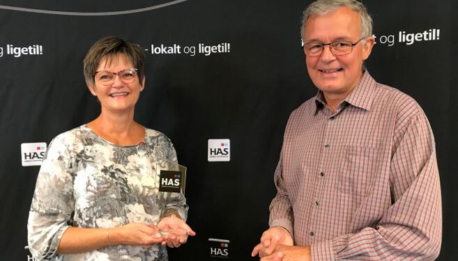 En meget overrasket prismodtager, Anni Melgaard fra Home-Start sammen med formand for HAS, Kurt Larsen.