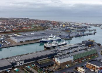 Hav Lines fabrik i Hirtshals og ved kajen Norwegian Gannet. Foto: Arkiv.