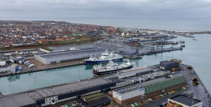 Hav Lines fabrik i Hirtshals og ved kajen Norwegian Gannet. Foto: Arkiv.