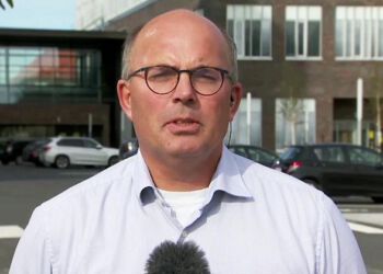 - Det, der er det særlige og som gør, at det omhandler så mange mennesker, er, at patienten har haft kontakt med mange på sygehuset som følge af et kompliceret forløb, og vedkommende var i første omgang testet negativ, men en ny test viser i dag, at vedkommende er positiv i forbindelse med en ny coronatest, fortæller Henrik Larsen, sygehusdirektør, Regionshospital Nordjylland.