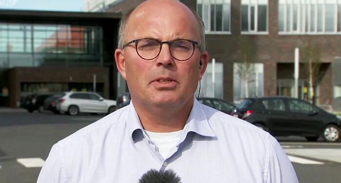 - Det, der er det særlige og som gør, at det omhandler så mange mennesker, er, at patienten har haft kontakt med mange på sygehuset som følge af et kompliceret forløb, og vedkommende var i første omgang testet negativ, men en ny test viser i dag, at vedkommende er positiv i forbindelse med en ny coronatest, fortæller Henrik Larsen, sygehusdirektør, Regionshospital Nordjylland.