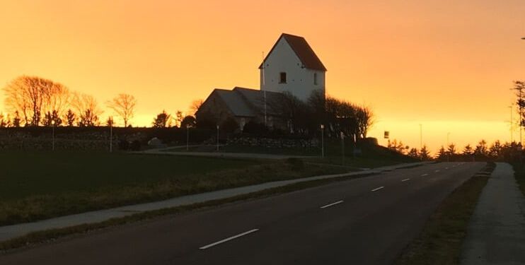 Horne Kirke i solnedgang september 2020. Foto: Liselotte Wiemer.