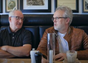 Handelschef Per Martensen i snak med Ib Grønbech, som giver koncert ved genåbningsfesten i Hirtshals.