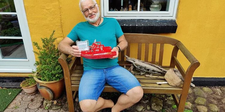 Jørn Krogh med den særlige flaskepost, han fandt på stranden i Skagen. Privatfoto.