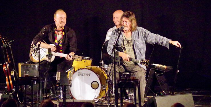 Johnny Madsen ses her på scnenen sammen med guitarist Knud Møller. Foto: Arkiv.
