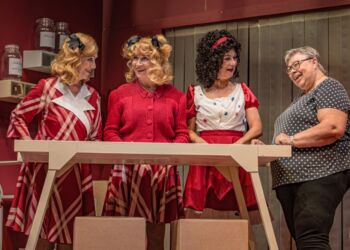 Nutidens bud på fortidens kiksemedarbejdere møder 40 års kikserfaring i form af tidligere tillidskvinde på fabrikken, Lis Brandt...