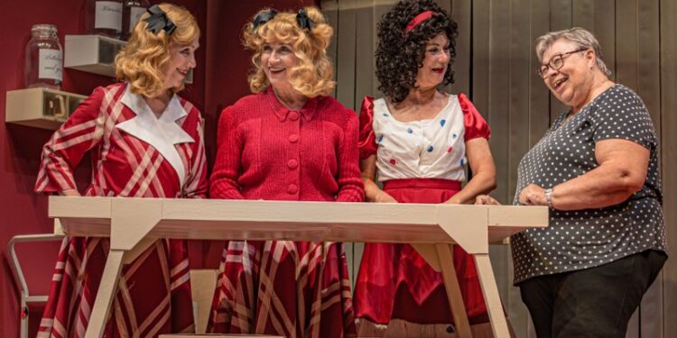 Nutidens bud på fortidens kiksemedarbejdere møder 40 års kikserfaring i form af tidligere tillidskvinde på fabrikken, Lis Brandt...