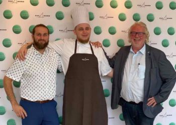 Svenden Emil Pedersen mellem køkkenchef Rasmus Bakurowitz Pedersen og resauratør Ejvind Kjeldsen Jensen.