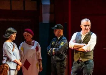 Teaterdirektør Lars Sennels til højre under prøverne til Kiksekartellet på Vendsyssel Teater. Foto (arkiv): Elling.