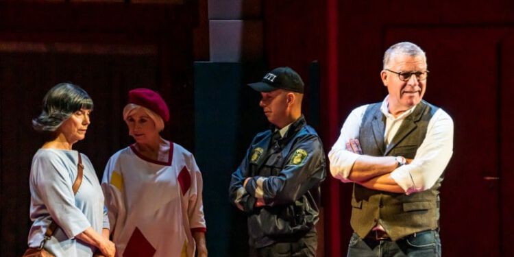 Teaterdirektør Lars Sennels til højre under prøverne til Kiksekartellet på Vendsyssel Teater. Foto (arkiv): Elling.