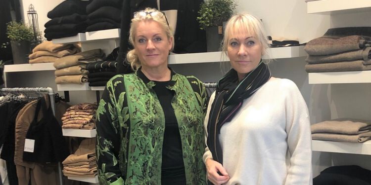 Maibritt (til venstre) og Pia Højrup i deres butik Mimi de Paris, som de får hjælp til at udvikle hos Hjørring ErhvervsCenter.