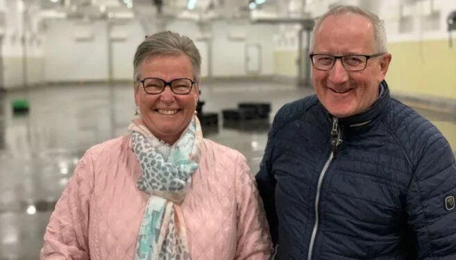Annette Bo Pedersen fra butikken Ret og Vrang i selskab med handelschef Per Martensen fra Hirtshals Handel & Erhverv. Foto: Arkiv.