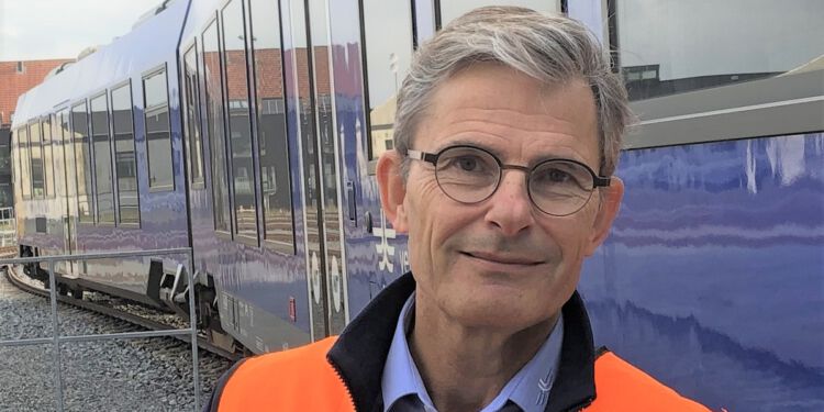 Erhverv Hjørrings formand, Peter Hvilshøj, fotograferet i sine daglige omgivelser, Nordjyske Jernbaners hovedkvarter i Hjørring. Foto: Hjørring ErhvervsCenter.