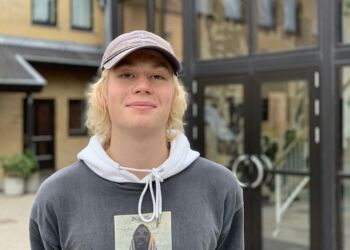 Phillip Bang Lauritzen er elev på Halvorsminde Efterskole i Hjørring. Normalt ville han vise måske kommende elever og deres familier rundt på efterskolen, men i dag må han gøre det online.  Foto: Katja Schlaikier.