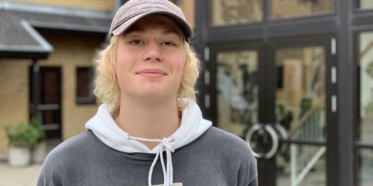 Phillip Bang Lauritzen er elev på Halvorsminde Efterskole i Hjørring. Normalt ville han vise måske kommende elever og deres familier rundt på efterskolen, men i dag må han gøre det online.  Foto: Katja Schlaikier.