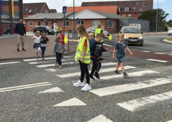 Skarp skolepatrulje i Runddelen ved Hirtshals Skole. Foto: Arkiv.