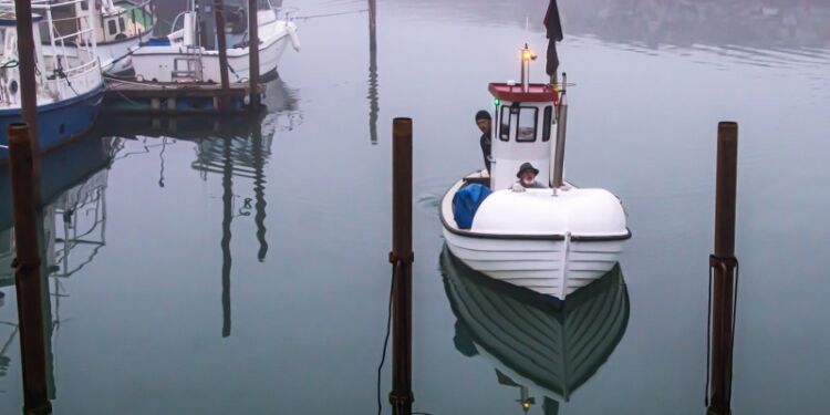 Sikkert i havn igen… Bo Hartmann og Leo Thomsen havde røgtet garn nær kysten og havde en fin tur i det lune og stille vejr, men indsejlingen har ikke helt uden problemer… Foto (arkiv): Elling.