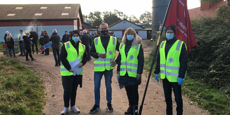 Repræsentanter fra 3F Midtvendsyssel, Aalborg og Skagerak deltog i morgenens aktion ved minkfarmene på Gjøl. Foto: 3F.