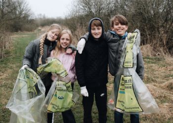Det er sjovere at være sammen om en renere natur! 4.klasserne fra Utterslev Skole i København var med til åbningsdagen og fik samlet masser af affald i naturen.
Foto: DN.
