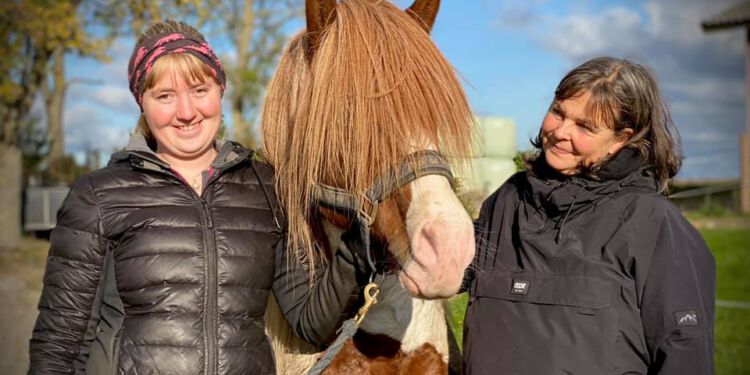 Gitte og Mimi med hingsten Eiðfaxi.