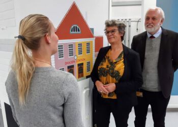 A. Neil Jacobsen (th.) og Karen Marie Schytter (midt) på besøg i malerafdelingen efter underskrivelse af samarbejdsaftale.