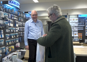 Formand Dorthe Schaltz fra Hirtshals Handel & Erhverv får en pose med mundbind og info udleveret af bestyrelsesmedlem Tommy Høj hos Høj Data.