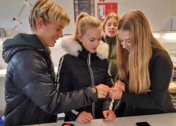 Eleverne fra 9. a på Højene Skole leverede blod til forsøg hos htx Hjørring.