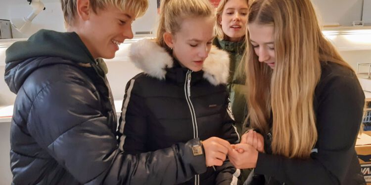 Eleverne fra 9. a på Højene Skole leverede blod til forsøg hos htx Hjørring.