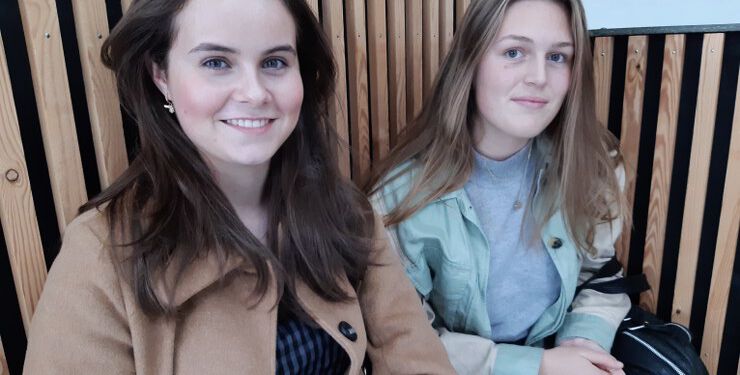 Frederikke Lunden (tv.) og Laura Vinter fra 1. g, er begge glade for at have valgt htx. Fordeling af drenge og piger tænker de slet ikke på.