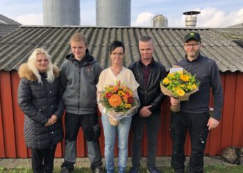 Vinderparret Irene og Erik Rasmussen sammen med deres sønner og svigerdatter ved ”Håbet” i Uggerby.
