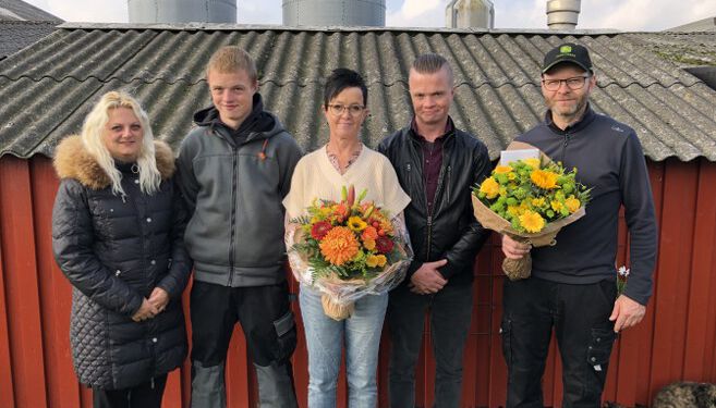 Vinderparret Irene og Erik Rasmussen sammen med deres sønner og svigerdatter ved ”Håbet” i Uggerby.