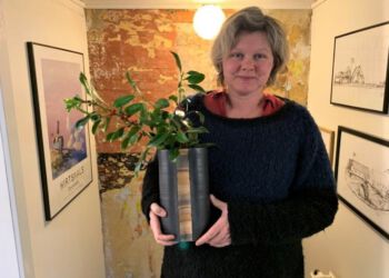 Joan med en af de 100 jubilæumsvaser hos Grønfeldt Værkstedsgalleri. Foto: Arkiv.