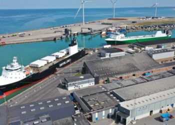 Mistral ses her ligge bag Smyril Lines fragtskib Akranes i Hirtshals Havn. Foto: Arkiv.