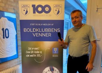 Speaker Mogens Christensen glædede sig allerede forrige år over det optimerede lydanlæg på stadion hos Hirtshals Boldklub. Nu kan han og alle andre glæde sig til jubilæumsfesten. Foto: Arkiv.