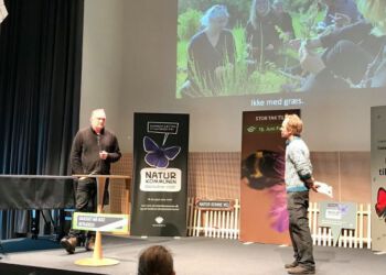 Bonderøven Frank Erichsen samt naturformidler og museumsinspektør Morten D.D på scenen i Hjørring.