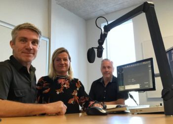 Helle Møller Riis fra Hirtshals Sparekasses Gavefond i selskab med Henrik Ledet og Niels Viberg på Skaga FM.