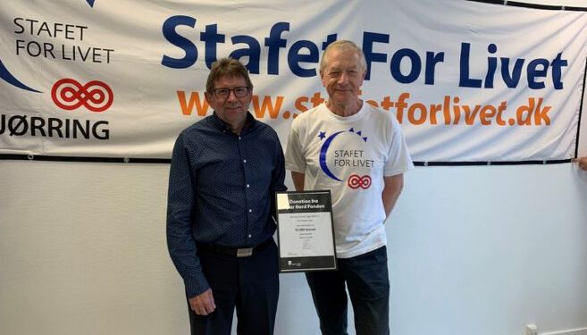Ole Peter Christensen overrakte som formand for SparNord Fonden tidligere på året 10.000 kr. til Helmuth Zickert fra Stafet for Livet 2020.