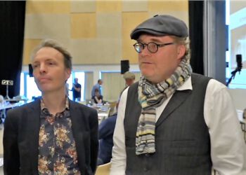 TV2 Nords reporter Thomas Kring mødte instruktør Rune David Grue og komponist Benjamin Koppel på Vendsyssel Teater i forbindelse med første læseprøve på det nye stykke. Foto: Thomas Gaardsmand.