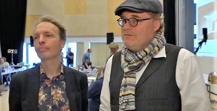 TV2 Nords reporter Thomas Kring mødte instruktør Rune David Grue og komponist Benjamin Koppel på Vendsyssel Teater i forbindelse med første læseprøve på det nye stykke. Foto: Thomas Gaardsmand.