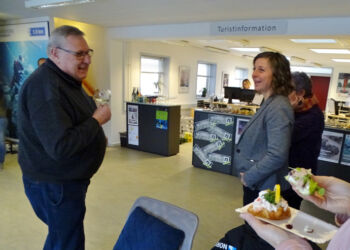 Tidligere formand for Hirtshals Turistforening Jørgen Christensen sammen med bureauleder Henriette Søttrup ved en reception på Hirtshals Turistbureau. Foto: Arkiv.