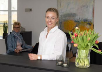 Vivi Schlie ved skranken i kontoret på Nørregade hos V∙Kysten i Hirtshals. Foto: Arkiv.