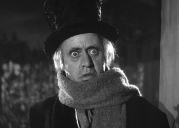 Skuespilleren Alastair im som Ebenezer Scrooge i Et Juleeventyr.