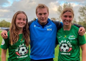 Fortunas cheftræner Niclas Hougaard Hansen mellem Sille Mølgaard Fejerskov og Lærke Hammer.