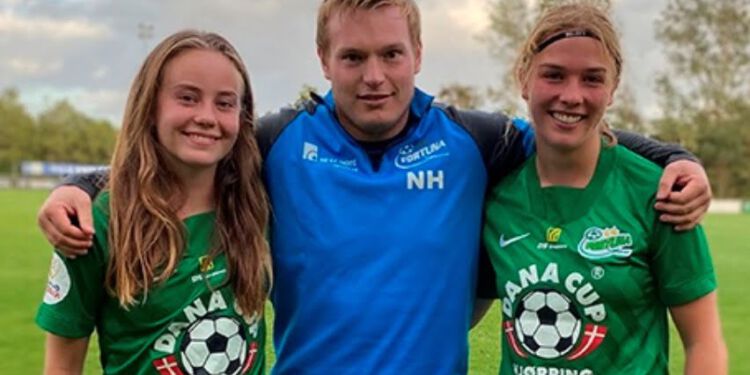 Fortunas cheftræner Niclas Hougaard Hansen mellem Sille Mølgaard Fejerskov og Lærke Hammer.